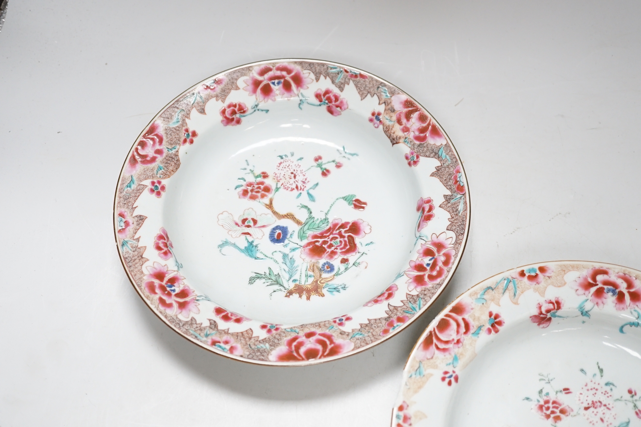 A pair of 18th century Chinese export famille rose plates, 22.5cm